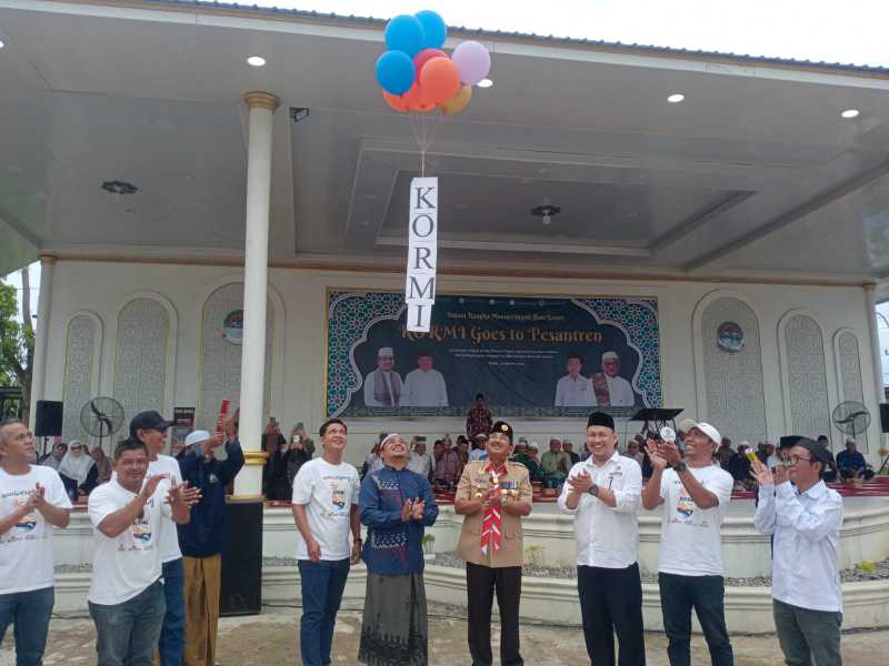 Bupati Tanjab Barat Anwar Sadat, Bersama Sekretaris KORMI dan Pengurus Serta Wakil Pengasuh Ponpes Al-Baqiyatush Shalihat (hms)