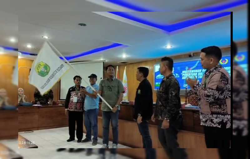 Sekda Hermansyah Terima Bendera Pataka PBSI (tangkapan layar)