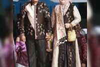 Bupati Tanjab Barat Anwar Sadat dan Istri Saat Parade Batik (pro)