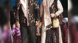 Bupati Tanjab Barat Anwar Sadat dan Istri Saat Parade Batik (pro)