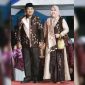 Bupati Tanjab Barat Anwar Sadat dan Istri Saat Parade Batik (pro)