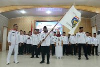 Ketua DPC Apdesi Tanjab Barat Abdul Gani Kibarkan Pataka Usai Dikukuhkan (ist)