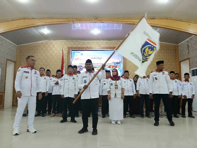 Ketua DPC Apdesi Tanjab Barat Abdul Gani Kibarkan Pataka Usai Dikukuhkan (ist)
