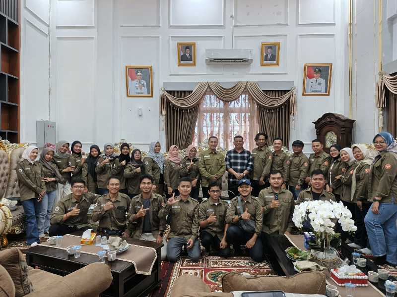 Wabup Tanjab Barat Dr H Katamso SA, SE., ME Bersama Dr Zainul Bahri, SE., ME dan Mahasiswa Magister Ilmu Lingkungan UNJA (pro)