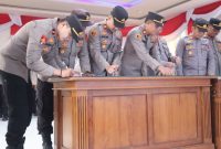 Kapolsek Jajaran Polres Tanjab Barat Saat Teken Komitmen Bersama (hms)