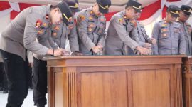 Kapolsek Jajaran Polres Tanjab Barat Saat Teken Komitmen Bersama (hms)