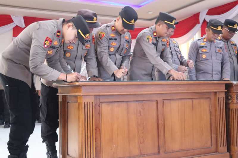 Kapolsek Jajaran Polres Tanjab Barat Saat Teken Komitmen Bersama (hms)