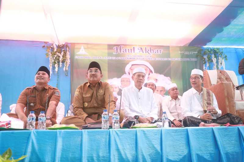 Bupati Anwar Sadat Hadiri Haul Syekh Abdul Qadir Al-Jailani di Desa Tanjung Senjulang (pro)
