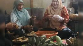 Hj Fadhilah Sadat Bersama Pelaku UKM Saat Mengolah Pisang (pro)