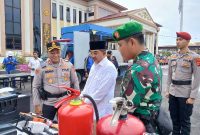 Kapolres Tanjab Barat AKBP Agung Basuki Bersama Bupati Anwar Sadat dan Pasiops Kodim 0419/Tanjab Kapten Inf Sigit Cek Kelengkapan Sapras (ist)