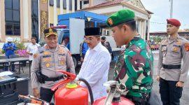 Kapolres Tanjab Barat AKBP Agung Basuki Bersama Bupati Anwar Sadat dan Pasiops Kodim 0419/Tanjab Kapten Inf Sigit Cek Kelengkapan Sapras (ist)