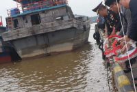 AKBP Agung Basuki Pimpin Kegiatan Pelarungan Bunga di Perairan Kuala Tungkal (hms)