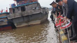 AKBP Agung Basuki Pimpin Kegiatan Pelarungan Bunga di Perairan Kuala Tungkal (hms)