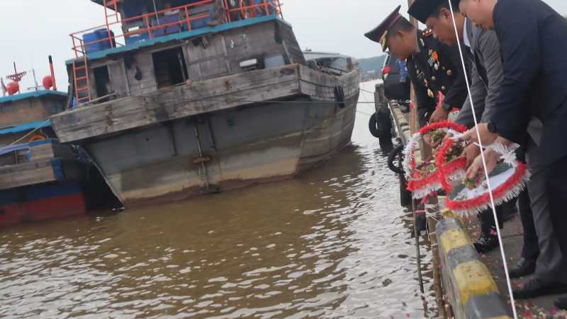 AKBP Agung Basuki Pimpin Kegiatan Pelarungan Bunga di Perairan Kuala Tungkal (hms)