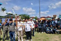 Plt Kadis Parpora H Angsori, S. Ag., M. H Melepaskan Anak Panah Tandai Dimulainya Kejurprov Panahan Jambi 2025 (ist)