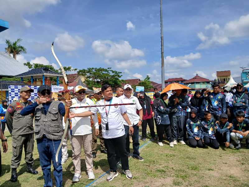 Plt Kadis Parpora H Angsori, S. Ag., M. H Melepaskan Anak Panah Tandai Dimulainya Kejurprov Panahan Jambi 2025 (ist)