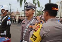 Kapolres Tanjab Barat AKBP Agung Basuki Pasang Tanda Pita Operasi Kepada Petugas Gabungan (hms)