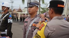 Kapolres Tanjab Barat AKBP Agung Basuki Pasang Tanda Pita Operasi Kepada Petugas Gabungan (hms)