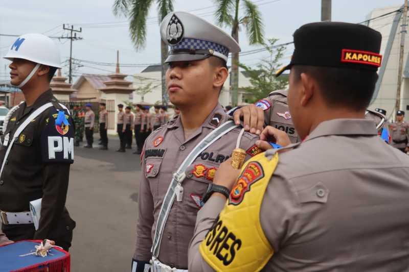 Kapolres Tanjab Barat AKBP Agung Basuki Pasang Tanda Pita Operasi Kepada Petugas Gabungan (hms)