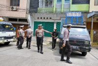 Kasalantas Polres Tanjab Barat AKP Vhycky M Tanjung Didampingi KBO dan Personel Saat Menindak Pengendara Kendaraan ODOL (ist)