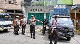 Kasalantas Polres Tanjab Barat AKP Vhycky M Tanjung Didampingi KBO dan Personel Saat Menindak Pengendara Kendaraan ODOL (ist)