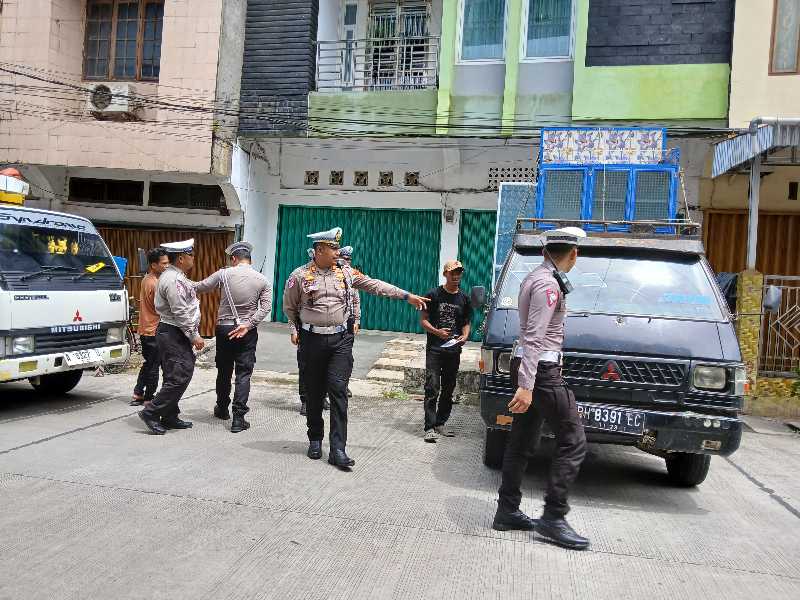 Kasalantas Polres Tanjab Barat AKP Vhycky M Tanjung Didampingi KBO dan Personel Saat Menindak Pengendara Kendaraan ODOL (ist)