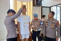 Ketua Pelaksana Giat Rikmin Awal Pabanrim Polres Tanjab Barat AKP Gubril dan Anggota Saat Mengukut Tinggi dan Berat Badan Peserta (Ist)