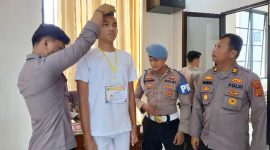 Ketua Pelaksana Giat Rikmin Awal Pabanrim Polres Tanjab Barat AKP Gubril dan Anggota Saat Mengukut Tinggi dan Berat Badan Peserta (Ist)