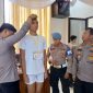 Ketua Pelaksana Giat Rikmin Awal Pabanrim Polres Tanjab Barat AKP Gubril dan Anggota Saat Mengukut Tinggi dan Berat Badan Peserta (Ist)