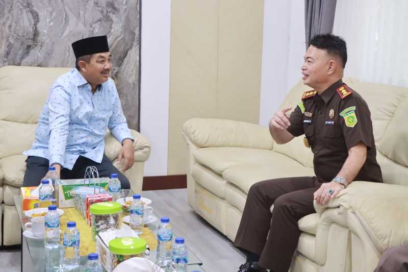 Kajaei Tanjab Barat Anton Rahmanto, S. H., M. H, Saat Silaturrahmi Dengan Bupati Drs H Anwar Sadat, M. Ag (KNTJB)