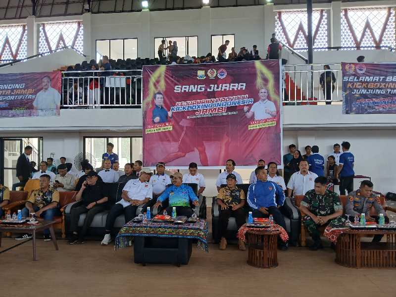 Bupati Awnar Sadat Bersama Ketua Umum KONI Jambi AKBP Mat Sanusi, Sekretaris KONI Tanjab Barat. Plt Dinas Parpora, Foekopimda dan Ketua Pengprov. Pengcab KBI (Ist)