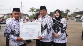 Didampingi Ibunda Guru Hj Fadhilah Sadat Bupati Tanjab Barat H Anwar Sadat Serahkan Piagam Penghargaan (pro)