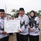 Didampingi Ibunda Guru Hj Fadhilah Sadat Bupati Tanjab Barat H Anwar Sadat Serahkan Piagam Penghargaan (pro)