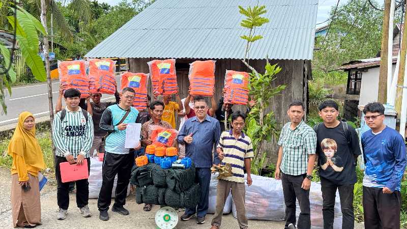 Jamal Darmawan Sie Bersama Nelayan KUB Papadaan Desa Semau (Ist)