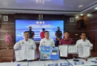 Kepala Kantor Imigrasi Kuala Tungkal Andriw Guntur S Simanjuntak Didampingi Para Kepala Seksi Tunjukkan Sejumlah Barang Bukti (ist)