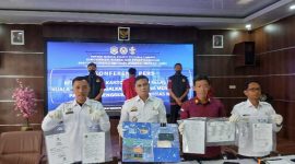 Kepala Kantor Imigrasi Kuala Tungkal Andriw Guntur S Simanjuntak Didampingi Para Kepala Seksi Tunjukkan Sejumlah Barang Bukti (ist)