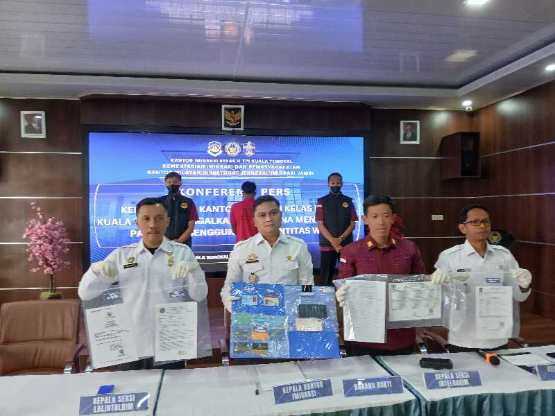 Kepala Kantor Imigrasi Kuala Tungkal Andriw Guntur S Simanjuntak Didampingi Para Kepala Seksi Tunjukkan Sejumlah Barang Bukti (ist)