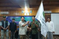 Ketua RAPI Wilayah 03 Tanjab Barat Cecep Menerima Bendera Pataka Dari Ketua RAPI Daerah 05 Jambi Taufik Wuligar (ist)