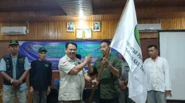 Ketua RAPI Wilayah 03 Tanjab Barat Cecep Menerima Bendera Pataka Dari Ketua RAPI Daerah 05 Jambi Taufik Wuligar (ist)