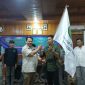 Ketua RAPI Wilayah 03 Tanjab Barat Cecep Menerima Bendera Pataka Dari Ketua RAPI Daerah 05 Jambi Taufik Wuligar (ist)
