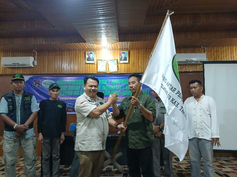 Ketua RAPI Wilayah 03 Tanjab Barat Cecep Menerima Bendera Pataka Dari Ketua RAPI Daerah 05 Jambi Taufik Wuligar (ist)
