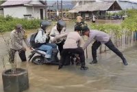 Proses Evakuasi Warga Yang Kesulitan Melintasi Jalan (hms)