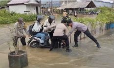 Banjir Rob Lumpuhkan Akses Utama ke Pelabuhan Roro Kuala Tungkal, Kapolres Tanjab Barat Kerahkan Personel Bantu Warga