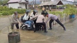 Proses Evakuasi Warga Yang Kesulitan Melintasi Jalan (hms)