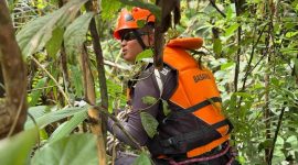 Tim SAR Saat Melakukan Operasi Pencarian Terhadap Korban (hms)