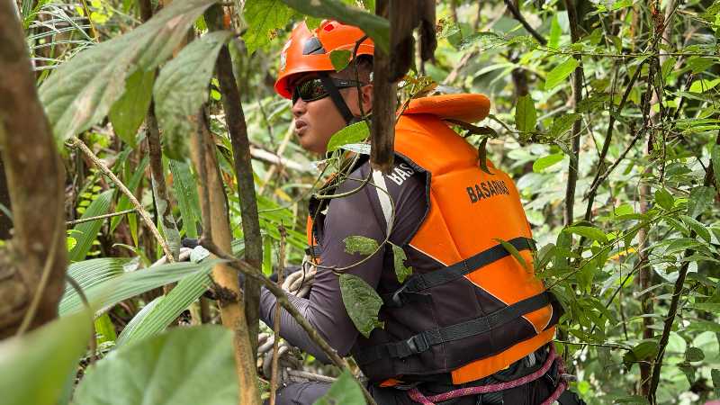 Tim SAR Saat Melakukan Operasi Pencarian Terhadap Korban (hms)