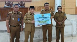 Gubernur Jambi  Al Haris Menyerahkan Bantuan Untuk Korban Kebakaran Sungai Dualap Diterima Wakil Bupati Tanjab Barat Katamso (ist)