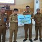Gubernur Jambi  Al Haris Menyerahkan Bantuan Untuk Korban Kebakaran Sungai Dualap Diterima Wakil Bupati Tanjab Barat Katamso (ist)