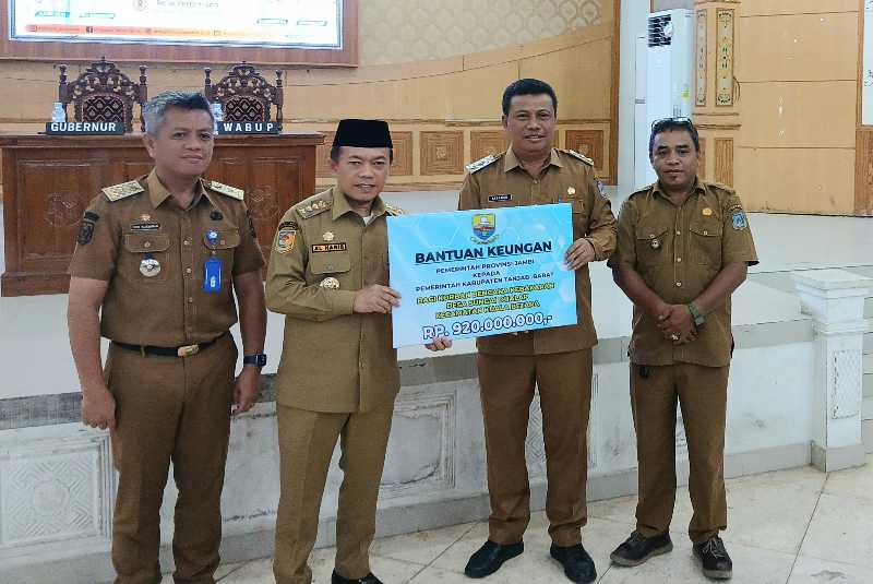 Gubernur Jambi  Al Haris Menyerahkan Bantuan Untuk Korban Kebakaran Sungai Dualap Diterima Wakil Bupati Tanjab Barat Katamso (ist)