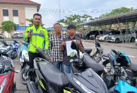 Petugas Satlantas Polres Tanjab Barat Melakukan Serah Terima Kendaraan Yang Sudah Dilengkapi Kepada Pemilik dan Sudah Membuat Surat Pernyataan (ist)